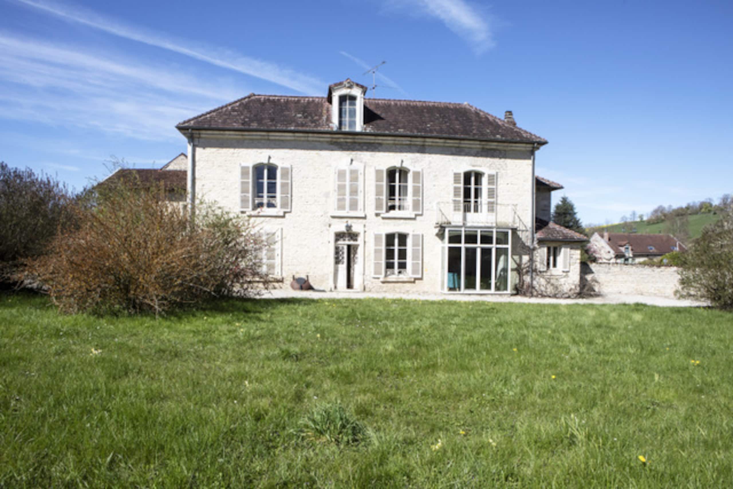 La Maison de Dinteville vue de l'extérieur, avec son jardin