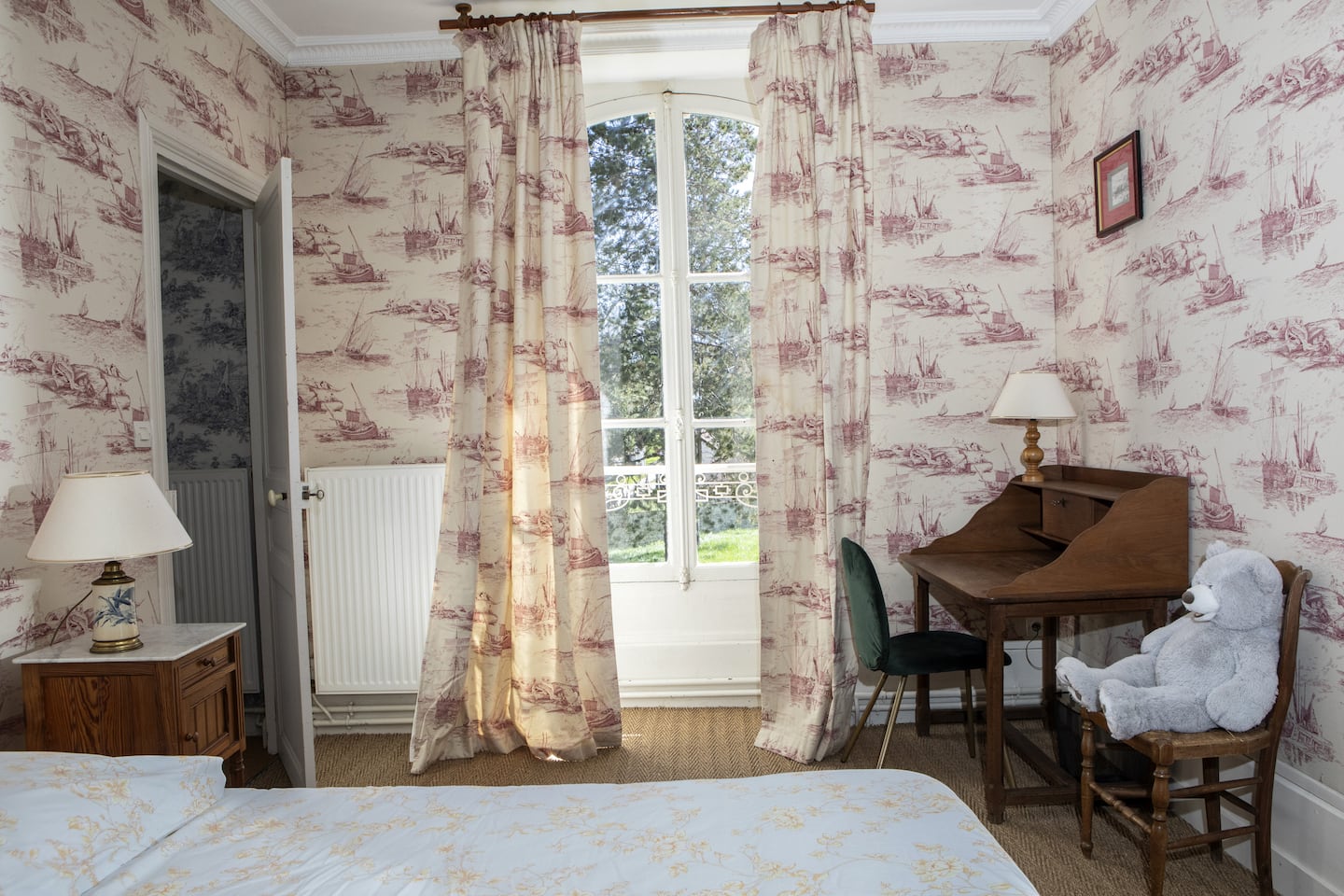 Chambre avec bureau et vue sur le jardin